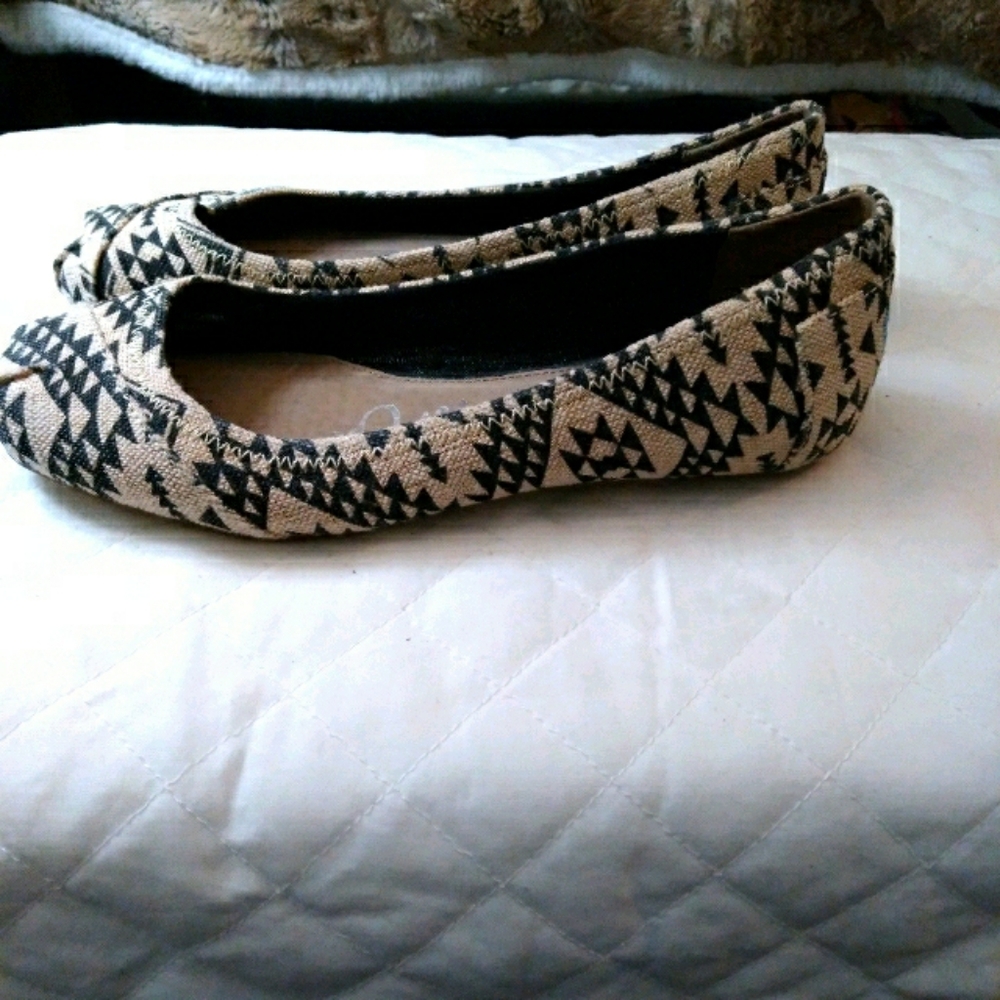 Size 8 to 9 shoes!